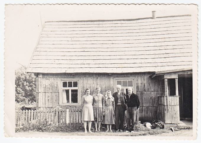 Emilija Mikalajūnaitė-Anilionienė (iš kairės antra) su vyro Stanislovo šeima Žiližių kaime